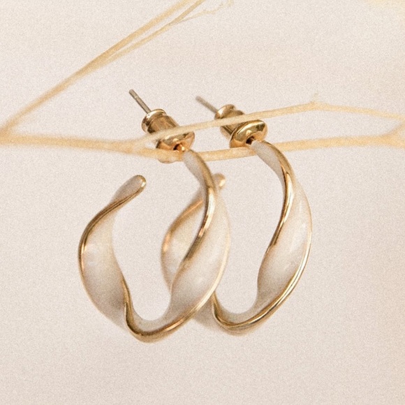 Petal & pup clementine gold twist hoop earrings - Picture 2 of 4